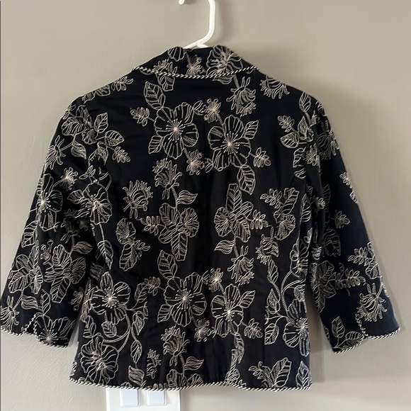 Elegant Black and White Floral Blazer - Picture 5 of 5